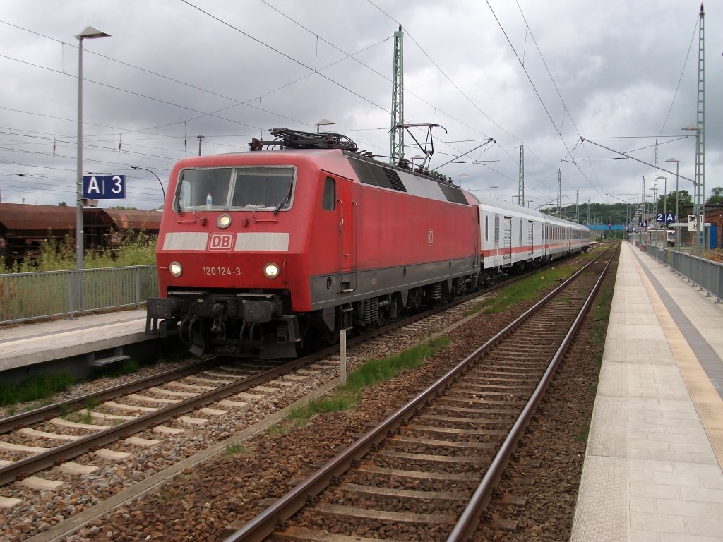 Leichtes Spiel hatte 120 124,am 24.Juli 2010,als Sie den nur aus vier Wagen bestehenden UEx,1805 Binz-Kln, aus dem Bahnhof Bergen/Rgen zog.
