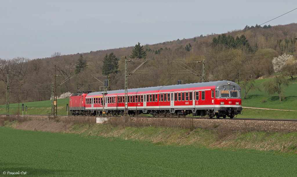 Leichtes Spiel hatte diese Stuttgarter 143 am 17. April 2013. Steuerwagen voraus strebt das Gespann seinem nchsten Halt Ebersbach entgegen, welchen es schon in Krze erreicht.