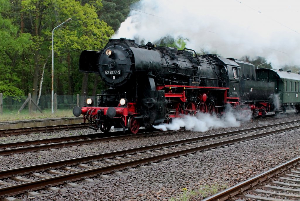 Leider bei Regenwetter fhrt die 52 8177-9 der Berliner Dampflokfreunde e. V. zum Dampfspetakel im Ziegeleipark Mildenberg von Berlin Schneweide nach Zehdenick, hier bei der Durchfahrt im Bf Nassenheide am 05.05.2012.