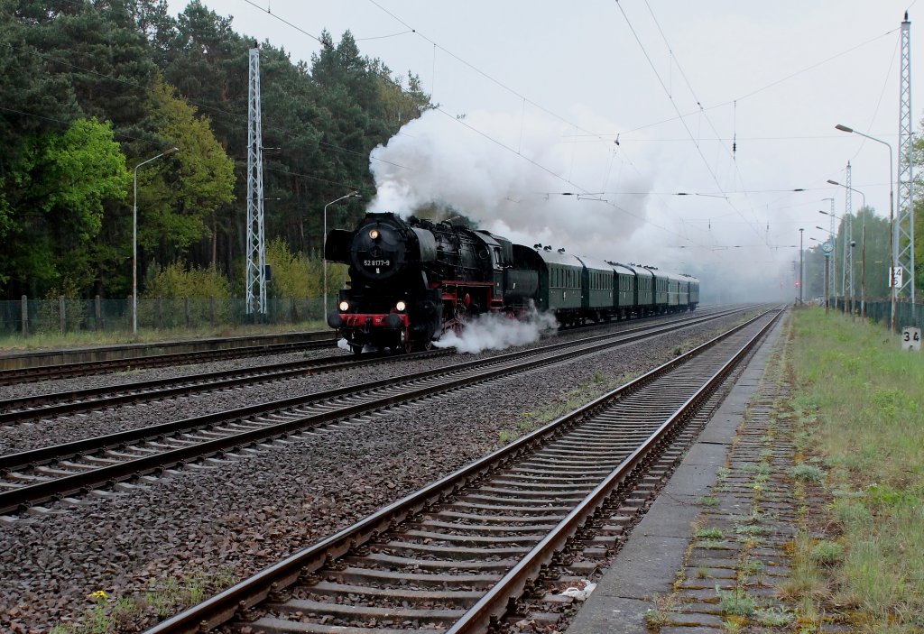 Leider bei Regenwetter zieht die 52 8177 den Berliner Traditionszug zum Dampfspetakel im Ziegeleipark Mildenberg von Berlin Schneweide nach Zehdenick, hier bei der Durchfahrt im Bf Nassenheide am 05.05.2012.