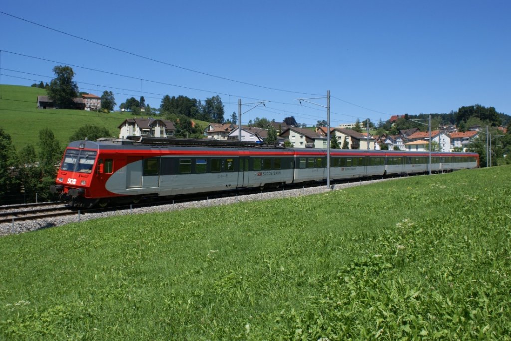 Leider bei schon nicht mehr ganz optimalem Licht verlsst der RBDe 566 071-7 am 31.7.10 Degersheim.