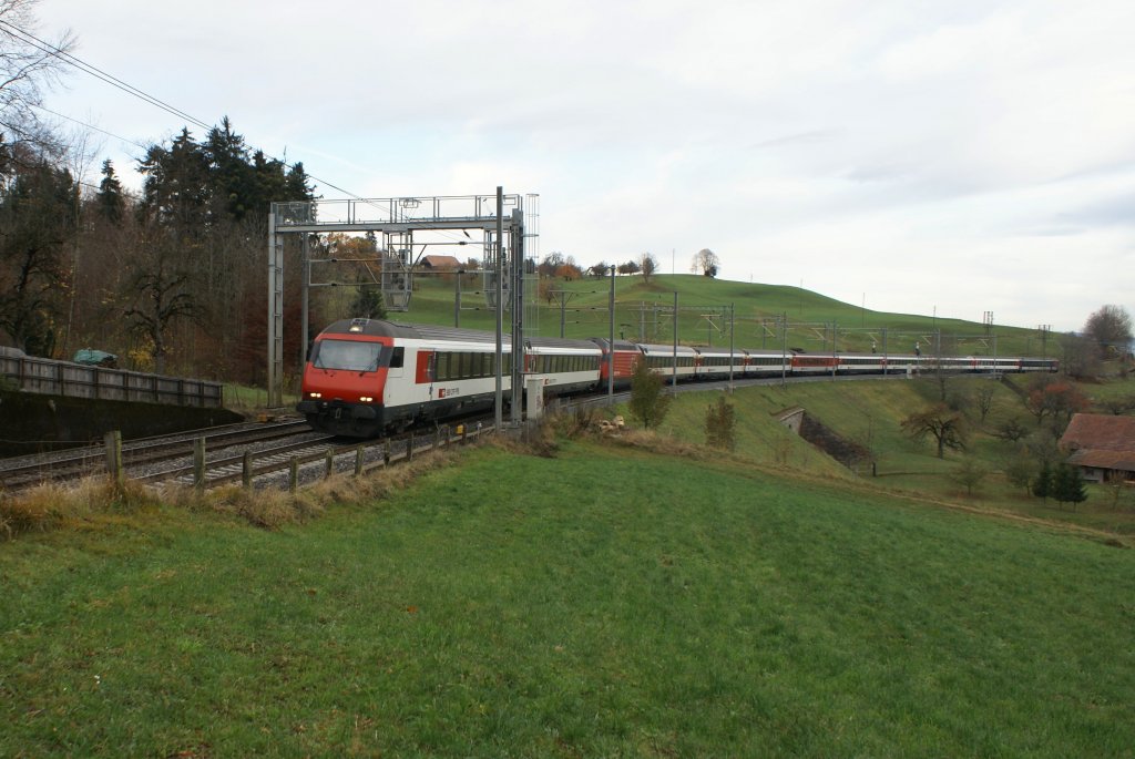 Leider bei den Z�gen nach Interlaken Tradition hat das Modul vor der Lokomotive. Am 14.11.09 f�hrt der IC 961 von Einigen Richtung Spiez.