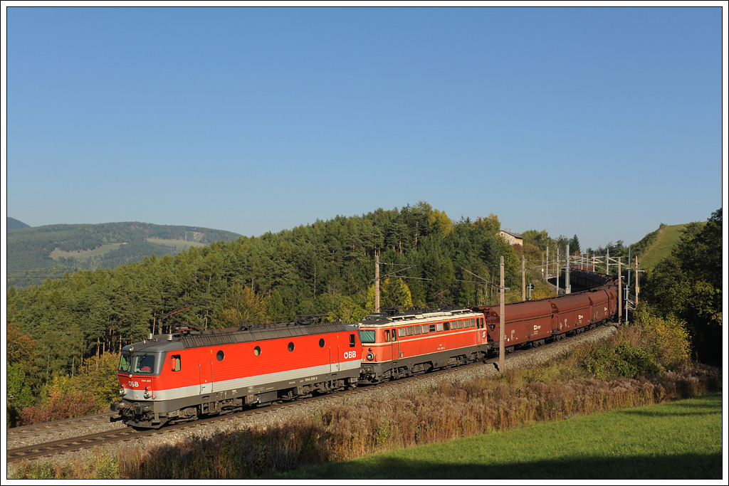 Leider bekamm 1142 682 mit ihrem 48042, welchen sie von Kalsdorf bis Stadlau bespannte, am 18.10.2011 zwischen M�rzzuschlag und Gloggnitz Vorspann durch 1144 208. Die Aufnahme entstand auf der Steinbauer Wiese kurz nach Eichberg auf der Semmering Nordrampe.