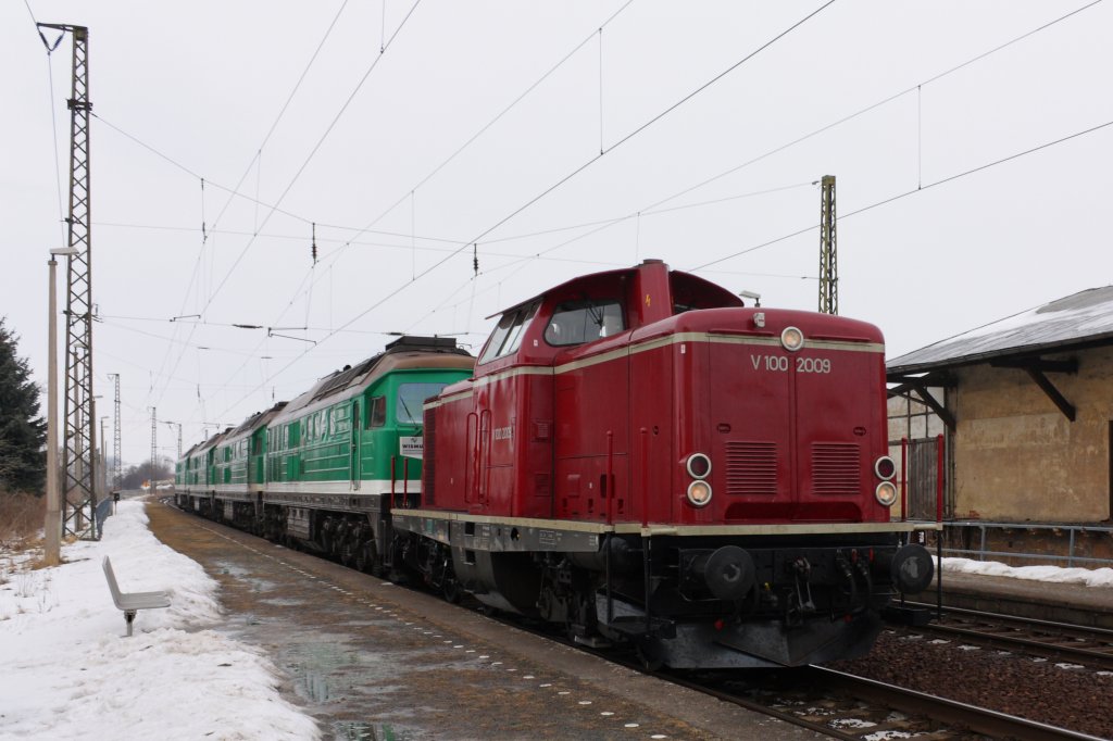 Leider einige Minuten vor dem Plan und daher vom falschen Bahnsteig fotografiert. Der Wismut-Lokzug (West V100 + 4x V300) bei der Fahrt durch Lehndorf (Altenburg). Fotografiert am 18.02.2010. 