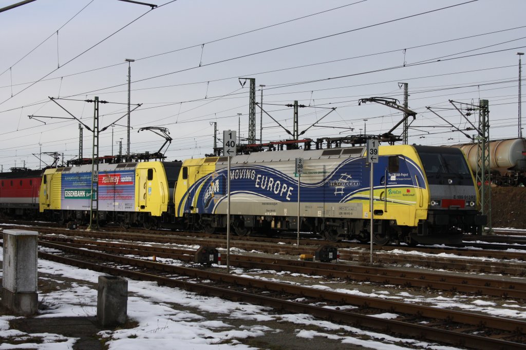 Leider etwas verdeckt durch die Masten, dennoch ein tolles Doppel nach meiner Meinung: 189 912-9 und 189 907-9 in Mnchen - Nord am 07.12.10