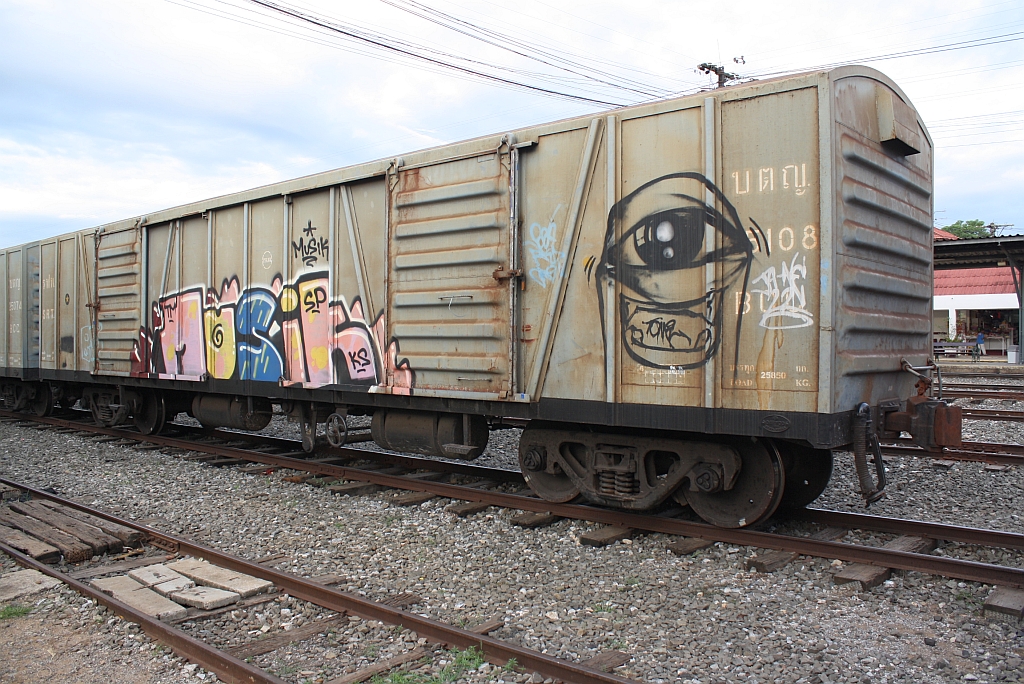 Leider hat der Graffiti-Unfug nun auch Thailand erreicht. บ.ต.ญ. 25108 (บ.ต.ญ.=B.C.G./Bogie Covered Goods Wagon, Daewoo Heavy Industry - Korea, Bauj. 1983) am 12.Juni 2011 in der Pak Chang Station.
