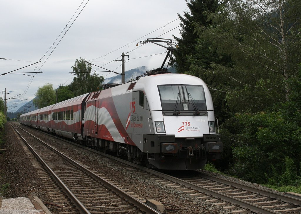 Leider hat das Wetter nicht mitgespielt. Der neue Railjet mit der 1116 249-4 der BB ``175 Jahre Bahn in sterreich`` Bregenz- Wien West passiert am 9.7.2012 das Inntal kurz nach dem Bahnhof Rattenberg.