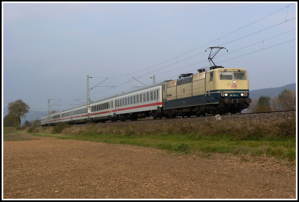 Leider hielt sich der Hochnebel auch am Mittag noch, sodass 181 211 mit IC 2356 am 29.10.2007 nur bei tr�bem Herbstwetter aufgenommen werden konnte. Bei L�tzelsachsen eilt sie ihrem n�chsten Halt Mannheim entgegen.