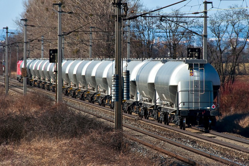 Leider kam 1116 077 mit diesem VTG Ganzzug aus der falschen Richtung daher, deswegen entstand dieser Nachschu�, am 25.02.2012 zwischen Gramatneusiedl und Himberg. 