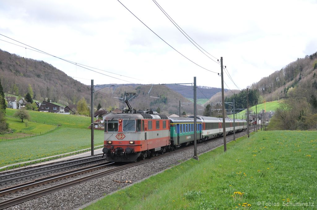 Leider kam meine Lieblings Re 4/4, die Re 4/4 II 11109 am 24.04.2012 bei Tecknau, im Regen.