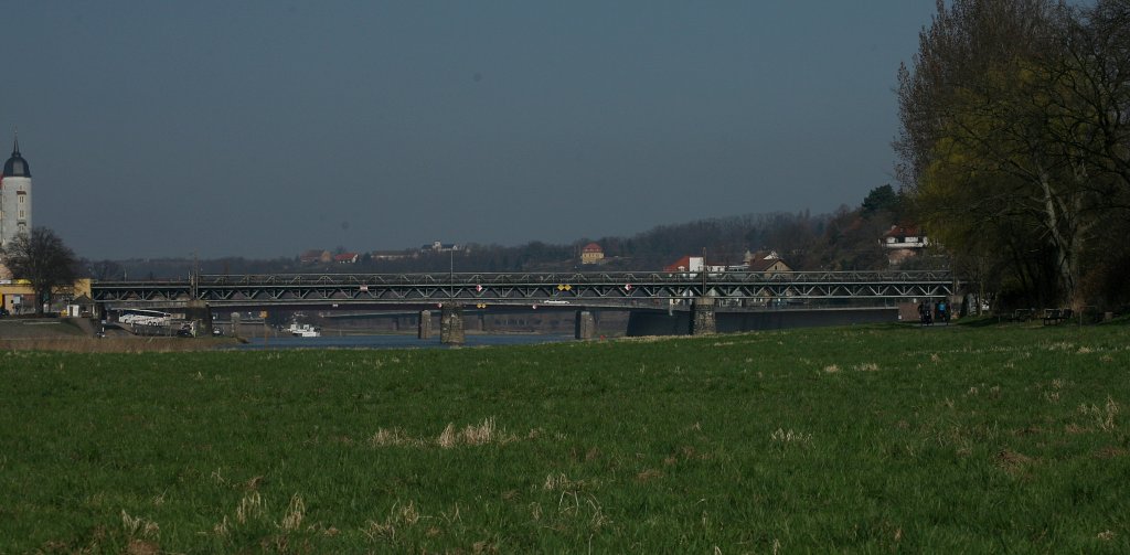 Leider kann man es drehen und wenden, wie man will. Wenn sich der Fotograf nicht
mitten auf der Elbe befindet , l��t sich kein optimales Bild der Eisenbahbr�cke �ber die Elbe in Meissen  schie�en  Wenn man dann auch noch mit dem Rad auf dem Elbradweg unterwegs ist ,hat die S-Bahn die Br�cke schon lange �berquert, ehe die
Kamera  dienstbereit ist.....