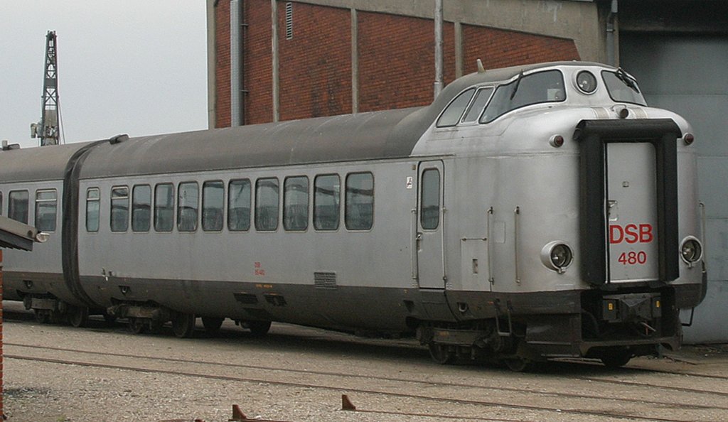 Leider konnte ich DSB 480 nur von der falschen Seite fotografieren weil die andere Seite zugeparkt war.DSB 480 steht im Eisenbahnmuseum von Odense