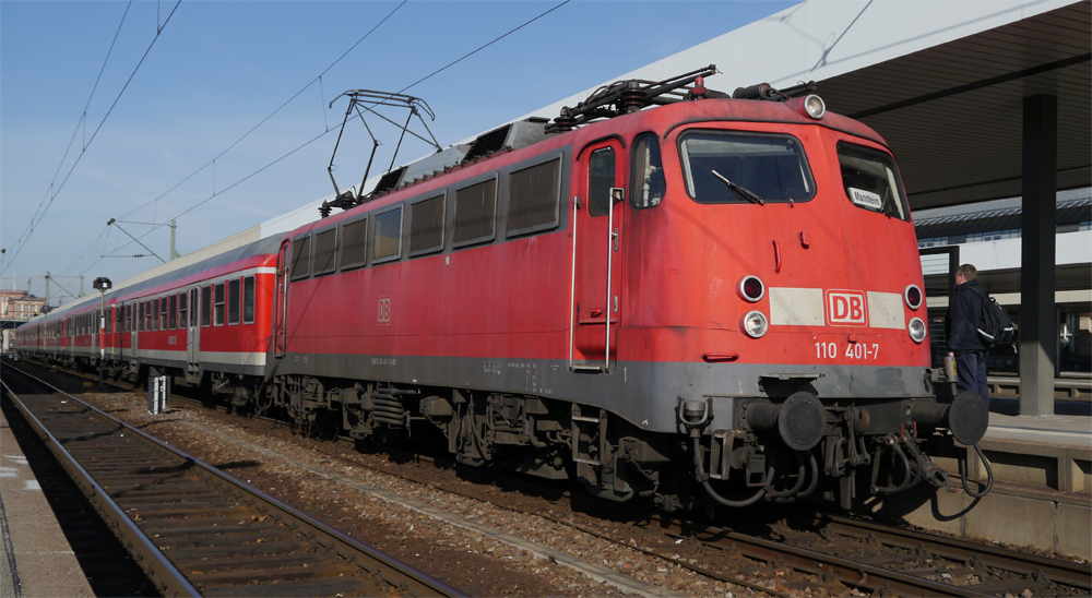 Leider lngst Geschichte ist der 110er-Umlauf vom DB Regio-Werk Ludwigshafen (Rhein). Damals hielt die hier stationierte 110 401-7 fast tglich im Mannheimer Hbf. (21.02.2012)