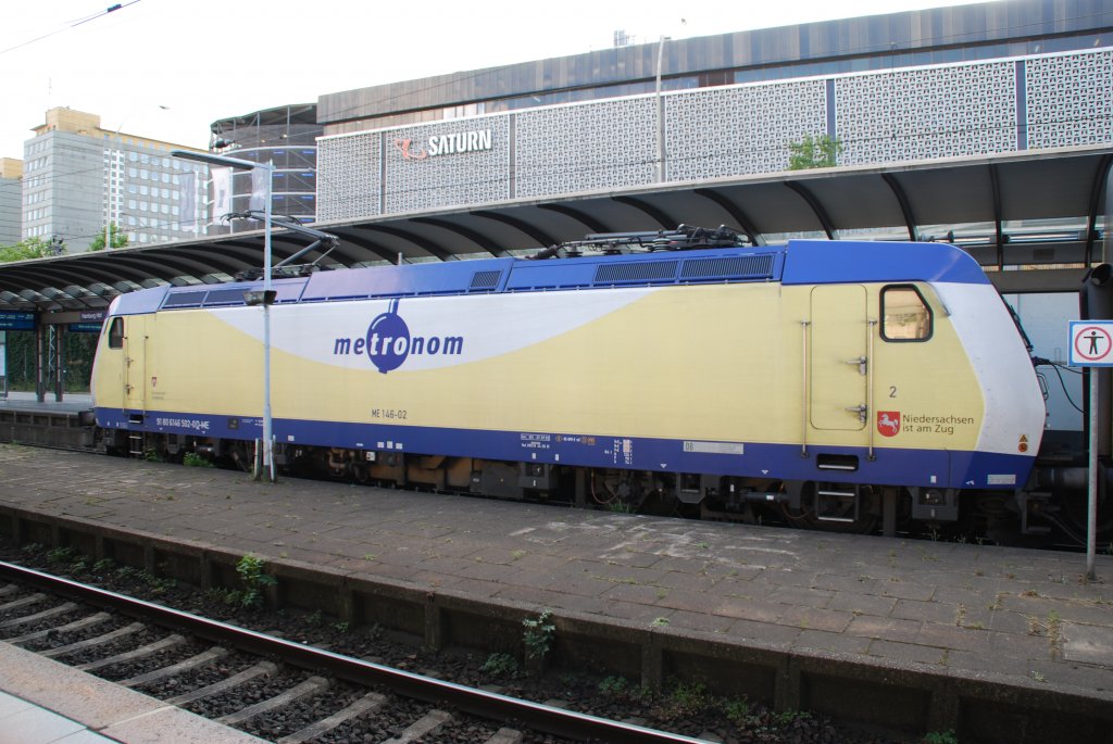 Leider mit einem Oberleitungs-P�mpel im Weg stand die Zuglok eines Metronem am 22.08.2009 im Hamburger HBf. Diese Lok h�rt auf den Namen ME 146-02.