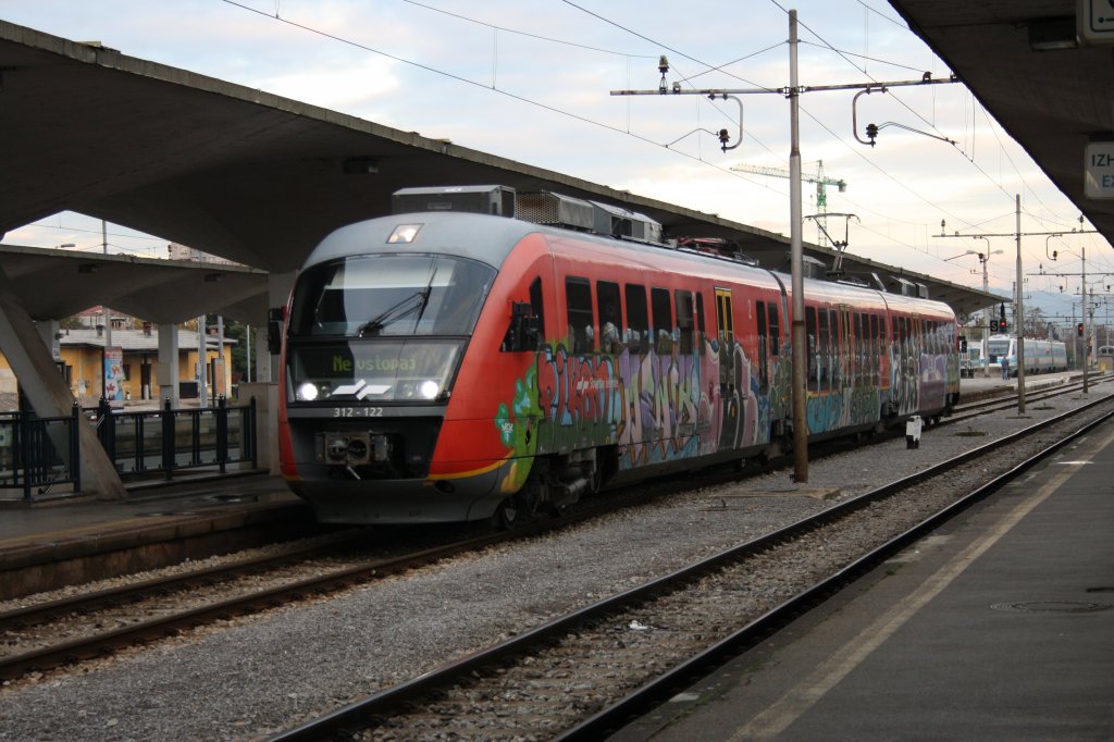 Leider mit Grafitti beschmiert: Die BR 312-122, hier zu sehen in Ljubljana am 08.11.09.