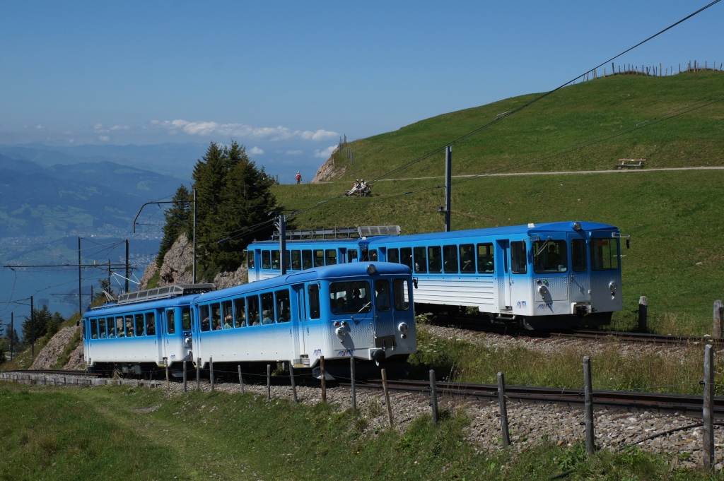 Leider nicht wie gewnscht konnte ich diese Parallelfahrt zwischen Rigi Staffel und Rigi Kulm ablichten (17.8.12)