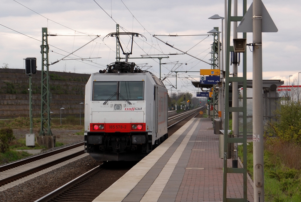 Leider nur als Nachschu die Crossrail 185 578-2 Lz am Bahnsteig entlang in Allerheiligen gen Neuss unterwegs.......7.4.2012