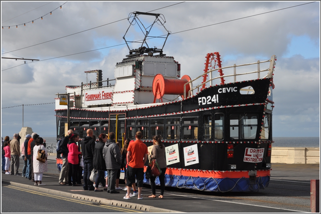 Leider nur die Fahrschule. Wagen 737 fhrt langsam an wartenden Passagieren vorbei. Aber auch regulre Wagen fahren schon mal durch, wenn sie bereits voll besetzt sind. (09.08.2011)