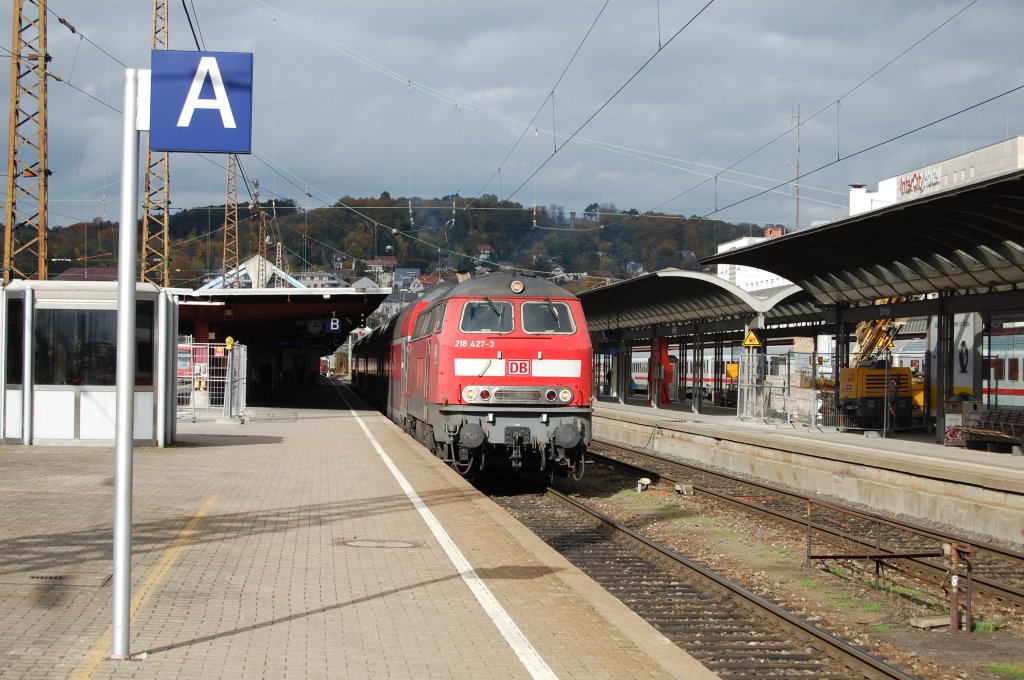 Leider nur mit einem m��igen Abgas-V fuhr 218 427-3 am 26.10.2009 mit ihrem aus Doppelstockwagen gebildeten IRE nach Lindau aus Ulm aus.
Gru� an den freundlichen Tf!