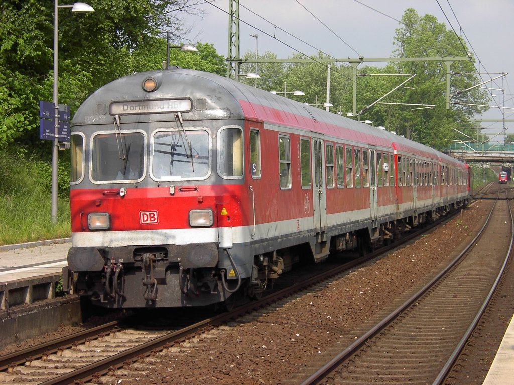 Leider schon Geschichte! Am 16.5.2008 fhrt diese Regionalbahn richtung Dortmund Hbf. Am andern Ende schiebt 110 436-7.