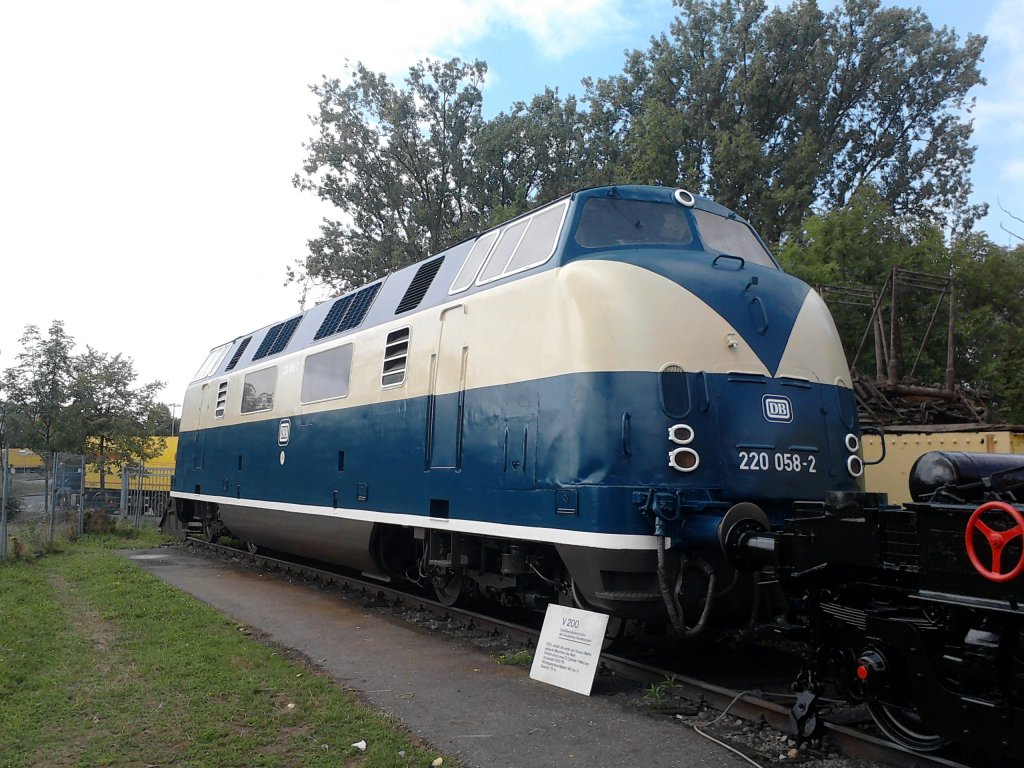 Leider unrealistisch lackiert, ist die 220 058-2 im Technik Museum Speyer. (16.08.2012)