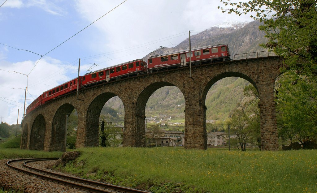 Leider verzog sich die Sonne, als der Regionalzug 1664 am 8. Mai 2010 mit den ABe 4/4 N 41 und N 42 das Kehrviadukt von Brusio befuhr.