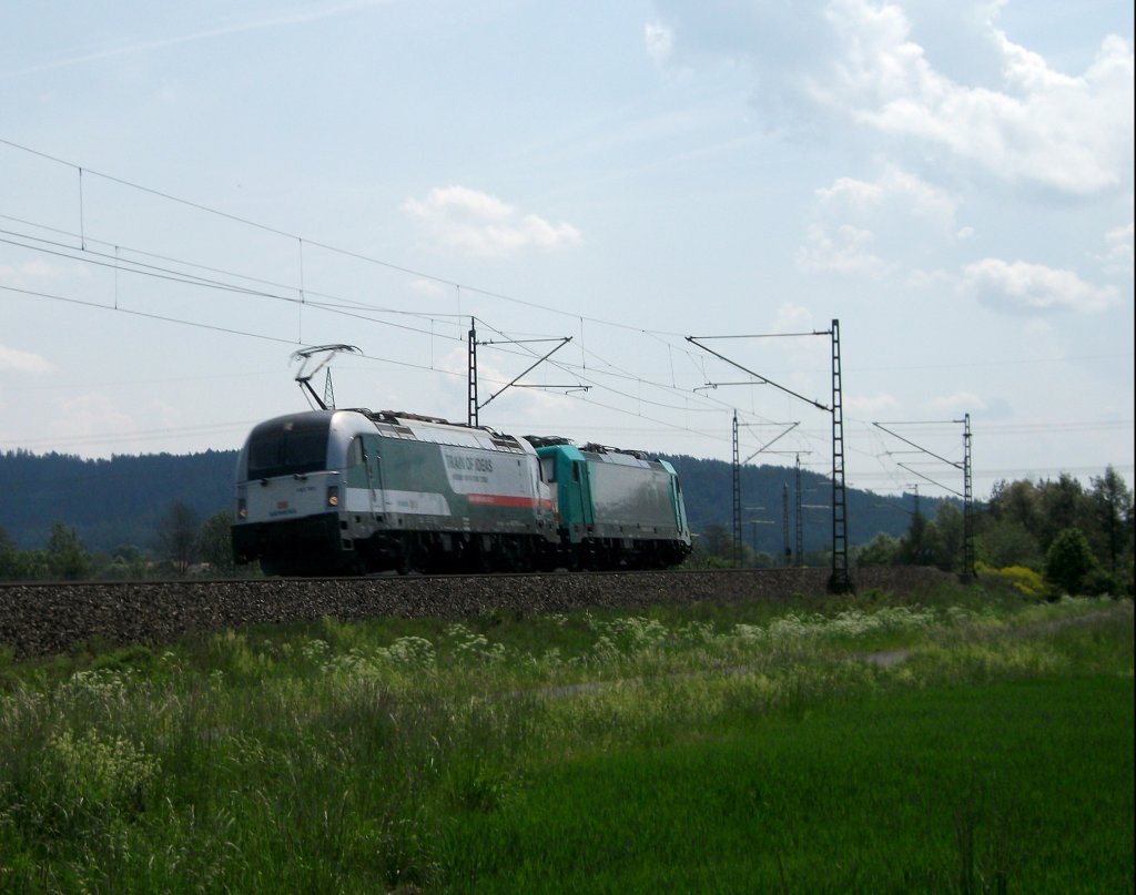 Leider vllig unerwartet und aus dem Gegenlicht kommt der Kracher des Tages. 183 701  Train of Ideas  ist zusammen mit einer Cobra (E 186 233) als Lokzug bei Halach vorbei.