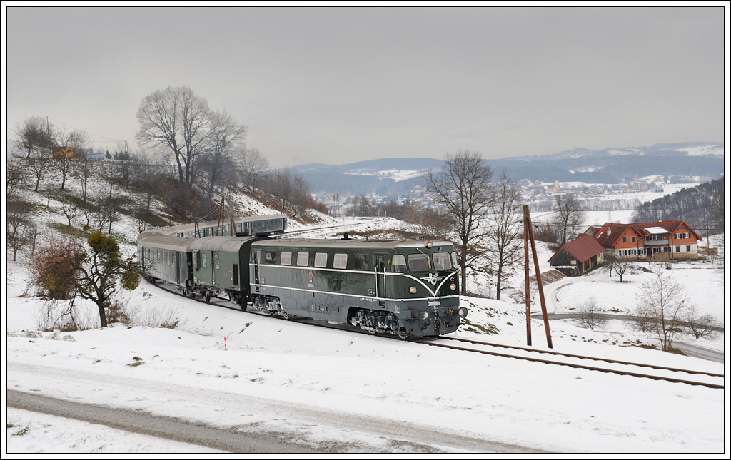 Leider war es am Schauer Berg dann total bewlkt, die Stelle wre nmlich im schnsten Sonnenlicht gelegen. 2050.04 mit ihrem E 16365 von Wien FJB ber die Wechselbahn nach Graz, am 11.12.2010 bei der Bezwingung des Schauer Berges mit Blick auf Schau. Der Sound war allerdings an der Stelle eine geile Sache.