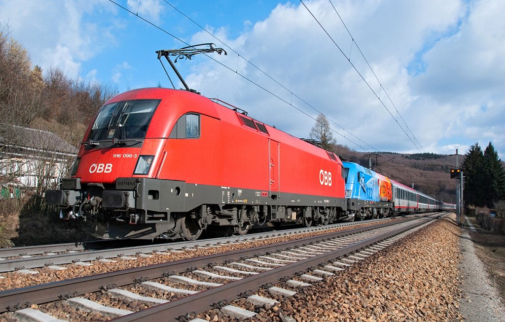 Leider war hier die Werbelok 1116 250  Feuerwehr - Notruf 122  nur an zweiter Stelle gereiht, daf�r aber im Sonnenfenster. OEC 162  Transalpin , zwischen Unter Tullnerbach und Tullnerbach-Pressbaum, am 05.03.2010.