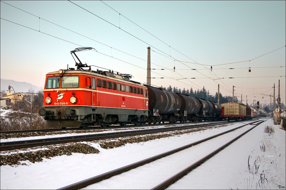Leider war die Sonne schon hinter den Bergen verschwunden, als die 1042 020 mit diesem Gterzug in Zeltweg duchfuhr.
27.01.2010