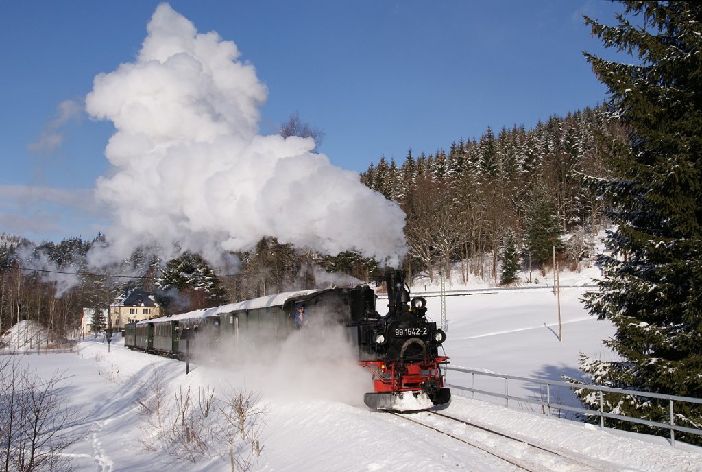 Leider war das Wetter in letzter Zeit selten so schn.
99 1542 beim Haltepunkt Forellenteich am 31.01.2010

