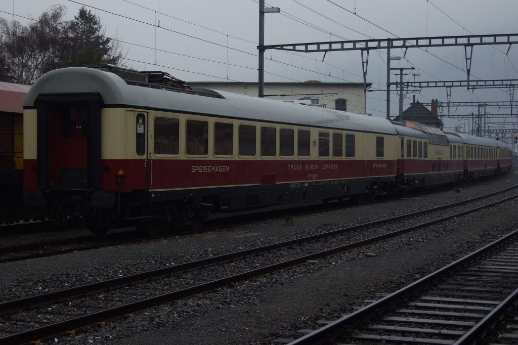 Leider war das Wetter in Martigny mehr als schlecht.

Ein Teil des TEE Rheingold steht am Morgen des 20.2.2011 in der Abstellzone von Martigny. Er war Teil eines Charterzuges von  Treinreiswinkel , gezogen von der 103 184.

hier zu sehen das Restaurant und der DomeCar (Aussichtswagen), zugehrig zu der VEB (VulkanEifelBahn).

Martigny, der 20.2.2011
