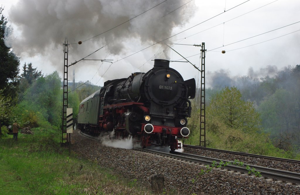 Leider war der Zug auf unserer Seite mit 01 1075 etwas schneller :) Aufgenommen am 01.05.2010 bei Gilfershausen. >>> Fortsetzung folgt...