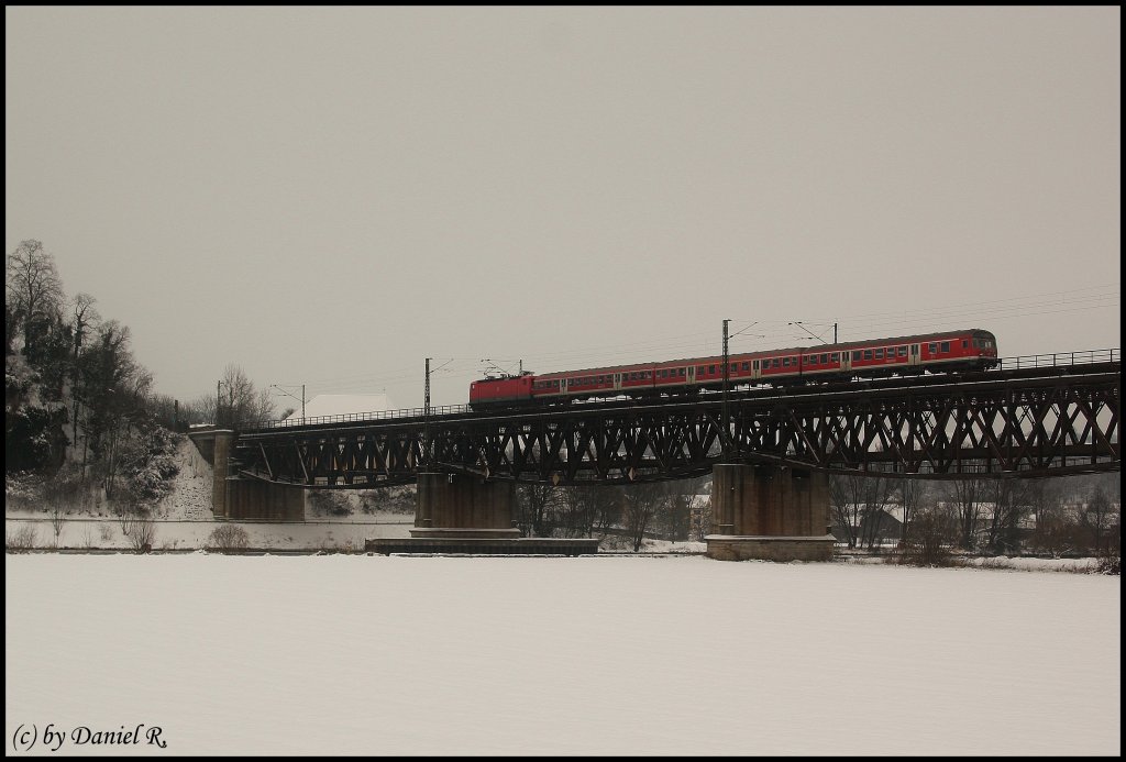 Leider werden wir diesen Anblick so schnell nicht wieder sehen. 143 + N-wagen und Karlsruher Kopf. Sicherlich haben sie uns oft genervt, aber wir werden sie vermissen. Zum Glck konnte ich sie heute am 05.12.10, noch vor Fahrplanwechsel,  auf der Mariaorterbrce Digital auf SD-Karte verbannen. 

(Edit:Datum hinzugefgt)