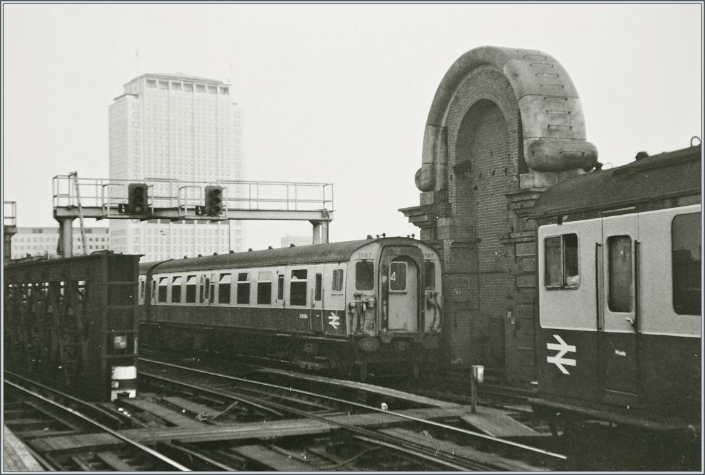 Leider wiedersetzte sich dieses Bild meiner Bearbeitung, so dass die British Rail Ambiente vom Sommer 1984 in London Charring Cross nur schemenhaft zum Ausdruck kommt. 
Abfotografiertes Fotos/18. Juni 1984