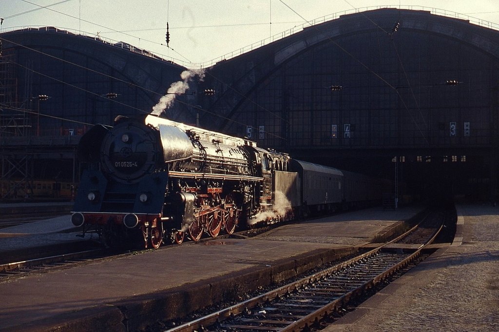 Leipzig Hauptbahnhof im Oktober 1978: In der späten Nachmittagssonne wartet 01 0525-4 auf den Abfahrtsauftrag