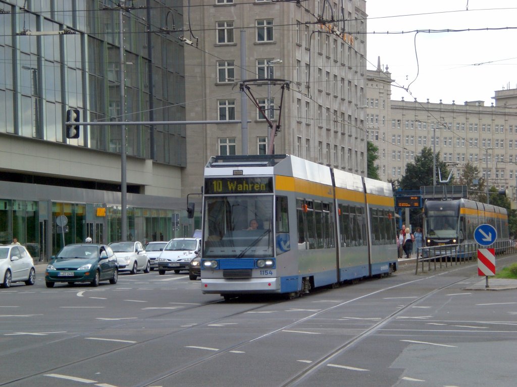 Leipzig: Straenbahnlinie 10 nach Wahren an der Haltestelle Mitte Augustusplatz.(25.8.2010)