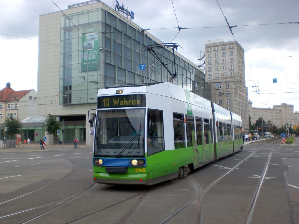 Leipzig: Stra�enbahnlinie 10 nach Wahren an der Haltestelle Mitte Augustusplatz.(25.8.2010)
