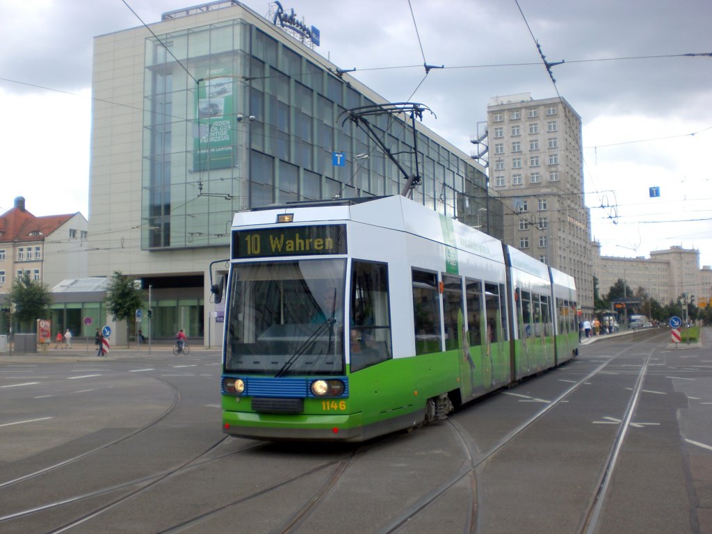 Leipzig: Straenbahnlinie 10 nach Wahren an der Haltestelle Mitte Augustusplatz.(25.8.2010)