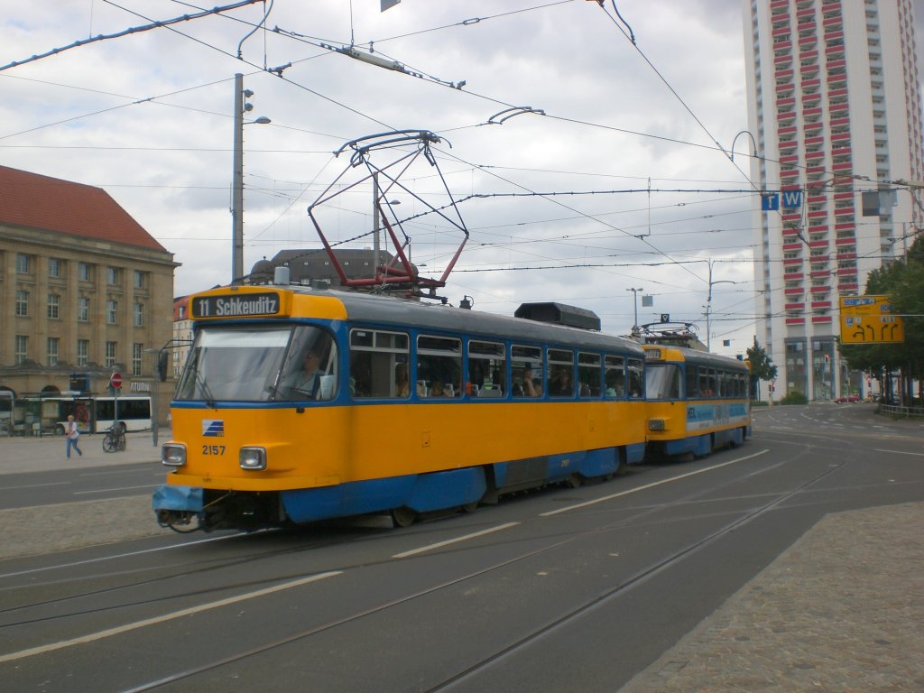 Leipzig: Stra�enbahnlinie 11 nach Schkeuditz Rathausplatz am Hauptbahnhof.(25.8.2010)