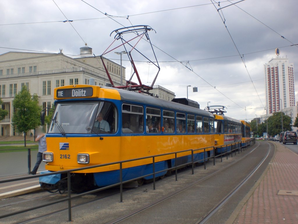 Leipzig: Straenbahnlinie 11E nach Dlitz Betriebshof an der Haltestelle Mitte Augustusplatz.(25.8.2010)