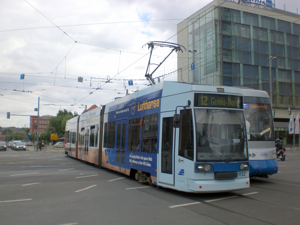 Leipzig: Straenbahnlinie 12 nach Gohlis-Nord an der Haltestelle Mitte Augustusplatz.(25.8.2010)