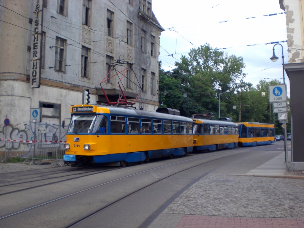 Leipzig: Stra�enbahnlinie 13 nach Knautkleenberg an der Haltestelle Zentrum-Ost Hofmeisterstra�e.(25.8.2010)