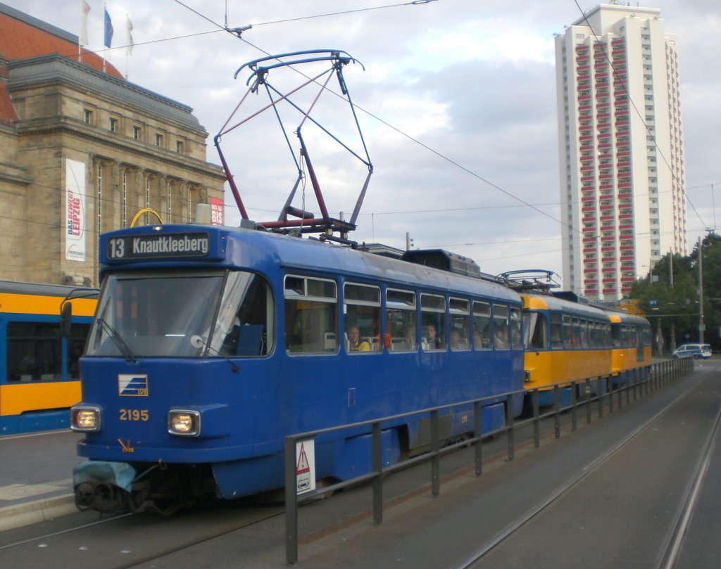 Leipzig: Stra�enbahnlinie 13 nach Knautkleenberg am Hauptbahnhof.(25.8.2010)