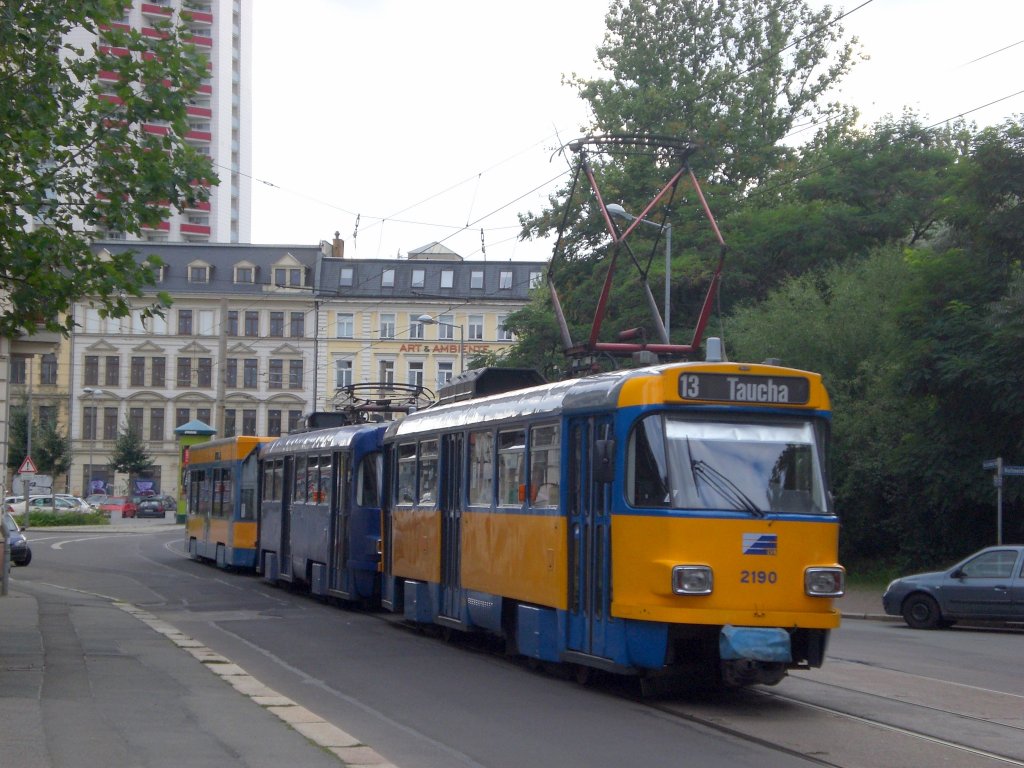 Leipzig: Stra�enbahnlinie 13 nach Taucha An der Bergm�hle an der Haltestelle Zentrum-Ost Hofmeisterstra�e.(25.8.2010)