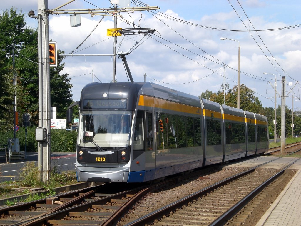 Leipzig: Straenbahnlinie 15 an der Haltestelle Meusdorf.(25.8.2010)