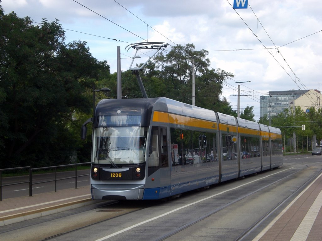 Leipzig: Straenbahnlinie 15 nach Meusdorf an der Haltestelle Sttteritz Altes Messegelnde.(25.8.2010)