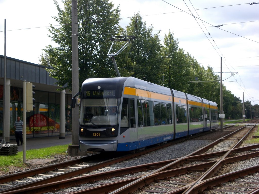 Leipzig: Straenbahnlinie 15 nach Meusdorf an der Haltestelle Schnau Schnauer Ring.(25.8.2010)