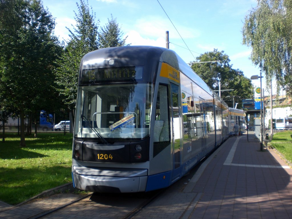 Leipzig: Straenbahnlinie 15 nach Miltitz an der Haltestelle Meusdorf.(25.8.2010)