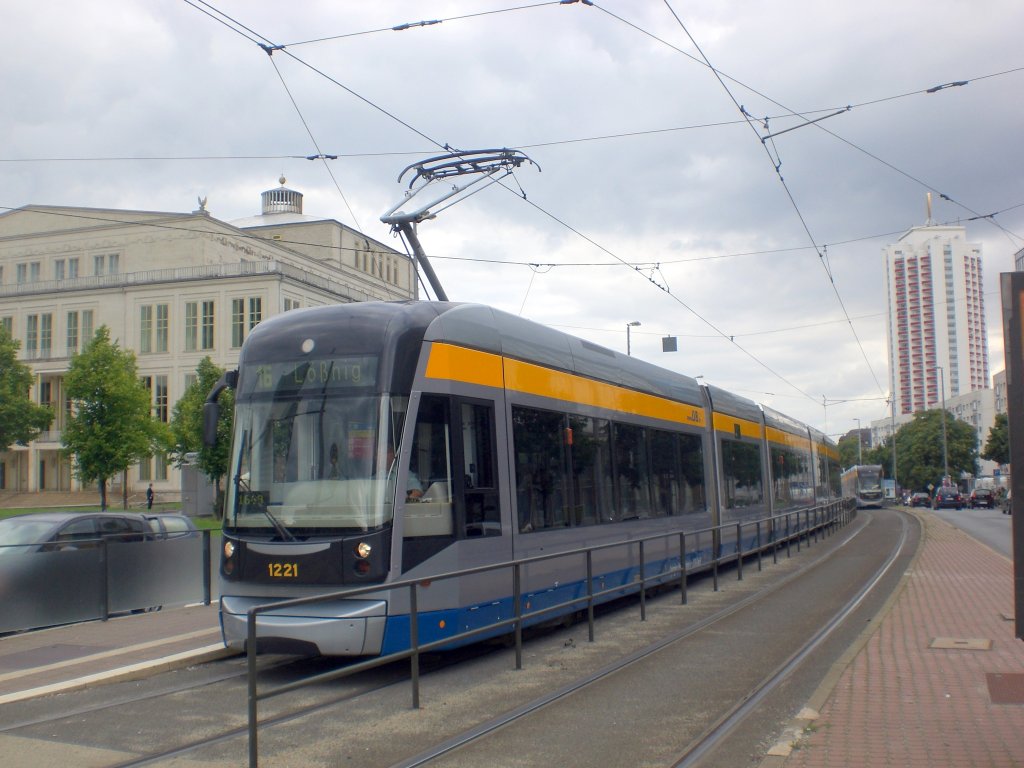 Leipzig: Straenbahnlinie 16 nach Lnig an der Haltestelle Mitte Augustusplatz.(25.8.2010)